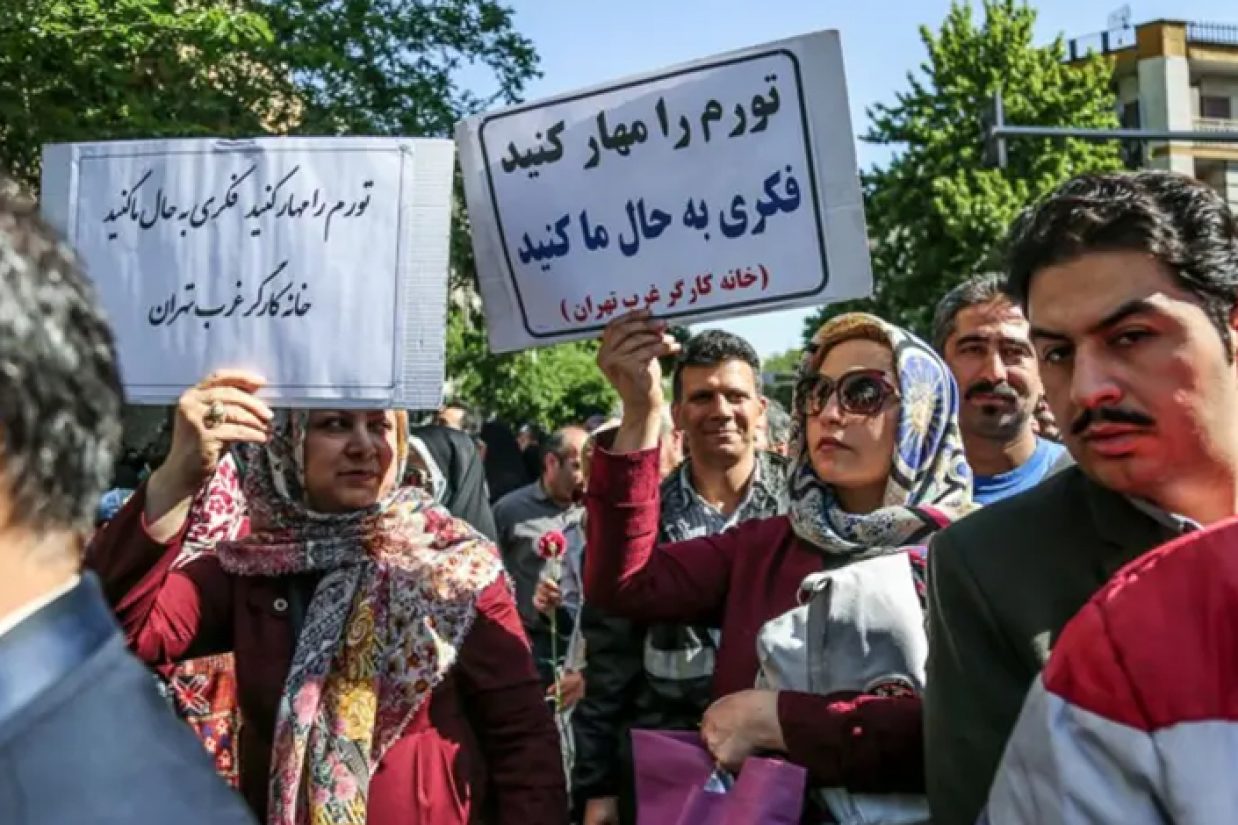 متأسفانه مقامات دولت و حکومت جمهوری اسلامی به‌جای توجه به دغدغه‌های اساسی مردم و بهبود وضعیت اقتصادی اسفناک ملت به‌دنبال ساخت مسجد و قانون حجاب هستند.