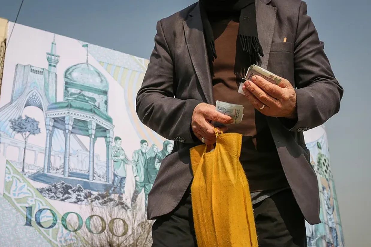 گزارش مرکز آمار ایران، حاکی از افزایش نابرابری توزیع درآمد در جامعه است. این گزارش نشان می‌دهد که ۴۷.۵ درصد از توزیع درآمدها به ۲۰ درصد از جمعیت اختصاص دارد.
