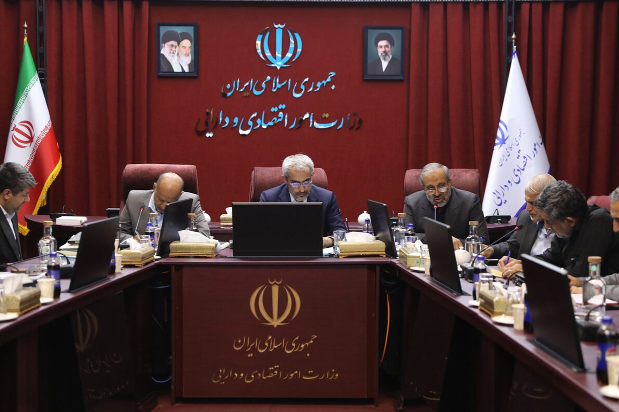 علی مدنی‌زاده، وزیر امور اقتصادی و دارایی جمهوری اسلامی، در واکنش به اظهارات وزیر خزانه‌داری آمریکا درباره وضعیت اقتصاد ایران گفت که اقتصاد کشور دچار فروپاشی نخواهد شد.