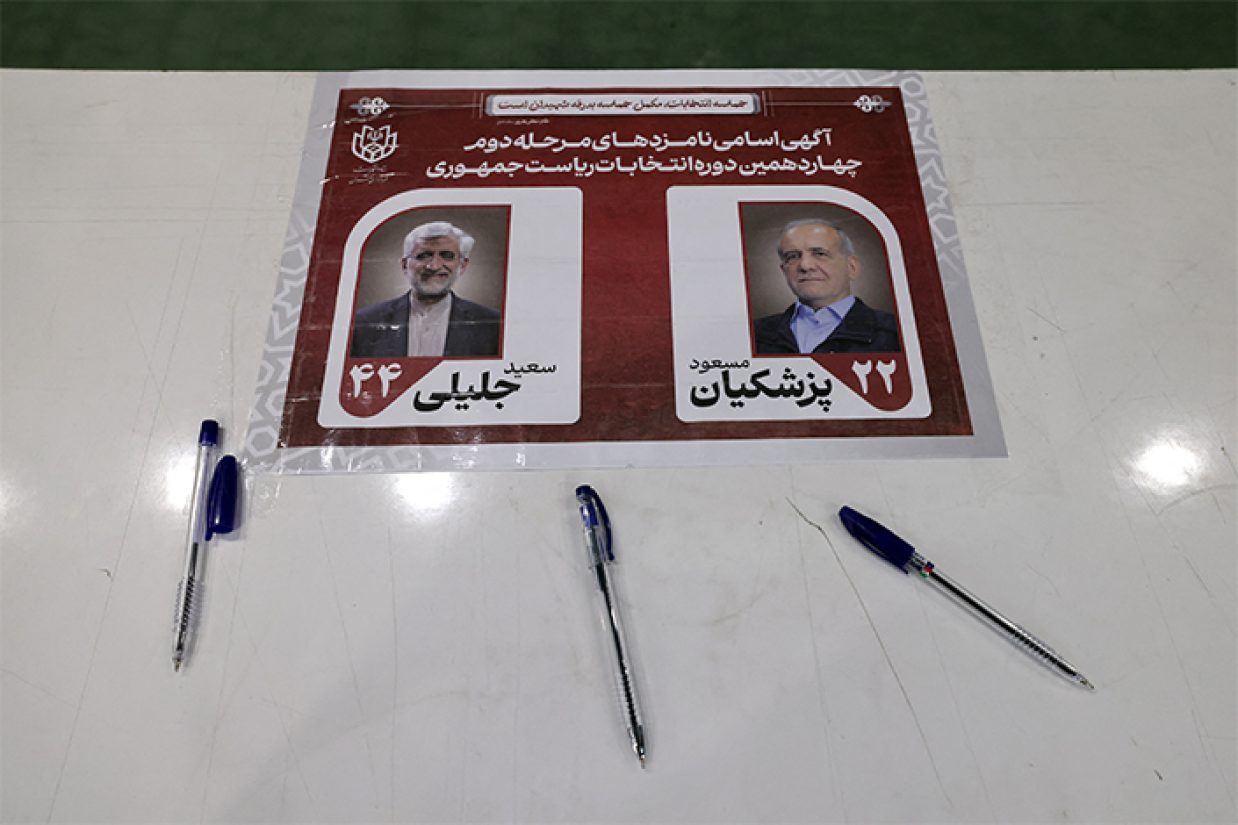 مرحله دوم چهاردهمین انتخابات ریاست جمهوری در ایران آغاز شد. هفته گذشته «مسعود پزشکیان» بیشترین آرا را کسب کرد و «سعید جلیلی» در رتبه دوم کسب آرا قرار گرفت.
