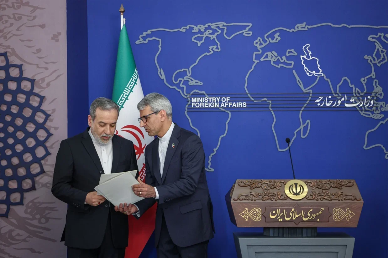 وزارت امور خارجه جمهوری اسلامی در واکنش به اخراج یک دیپلمات ایرانی از سوئد، سفیر این کشور در تهران را احضار کرد و به یکی از دیپلمات‌های سوئدی ۴۸ ساعت فرصت داد تا ایران را ترک کند.