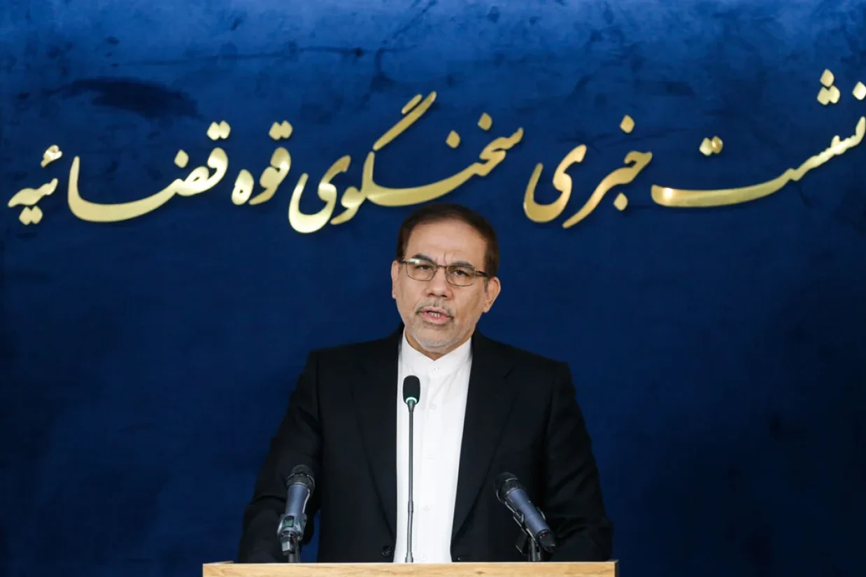 سخنگوی قوه قضائیه جمهوری اسلامی گفت در میان بازداشت‌شدگان دی ماه، «تعداد اندکی» از افراد زیر ۱۸ سال همچنان در بازداشت به‌سر می‌برند و با آن‌ها با «رافت اسلامی» برخورد شده است.