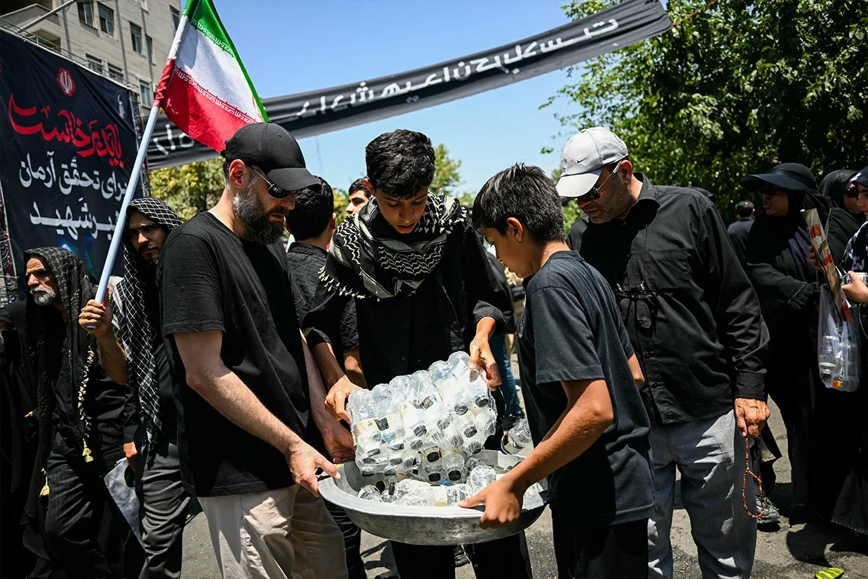 یک عضو مجلس شورای اسلامی مدعی شد که هم‌زمان با برگزاری مراسم تشییع علی خامنه‌ای، شایعاتی درباره بمب‌گذاری، مسمومیت مواد غذایی و بسته بودن مسیرهای ورودی تهران با هدف کاهش حضور مردم در این مراسم منتشر شده است.