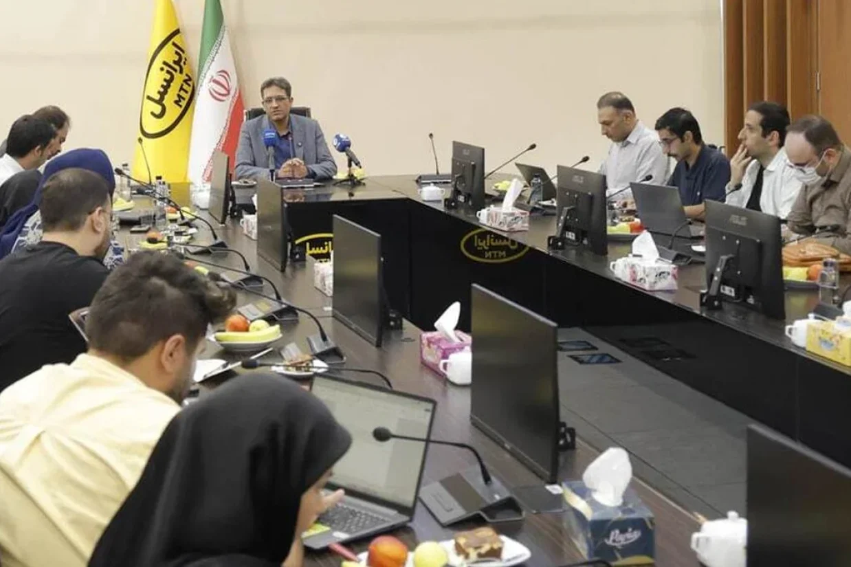 علیرضا رفیعی مدیرعامل ایرانسل گفت در صورت عدم تصویب افزایش تعرفه‌ها، مشترکان باید منتظر قطعی روزانه اینترنت باشند.