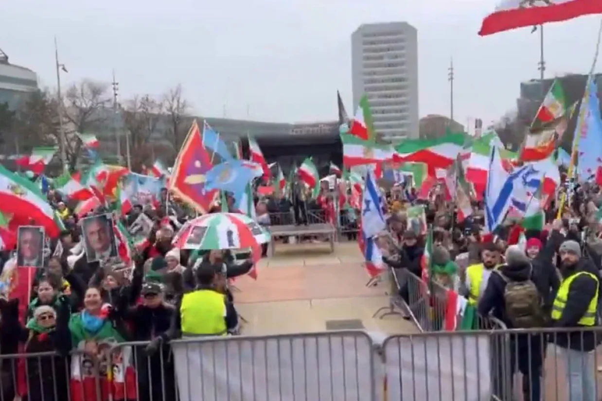 جمعی از ایرانیان مقیم اروپا همزمان با سخنرانی شاهزاده رضا پهلوی در نشست سالانه «حقوق بشر و دموکراسی» در ژنو گرد هم آمدند و حمایت خود را از جنبش آزادی‌خواهانه مردم ایران اعلام کردند.
