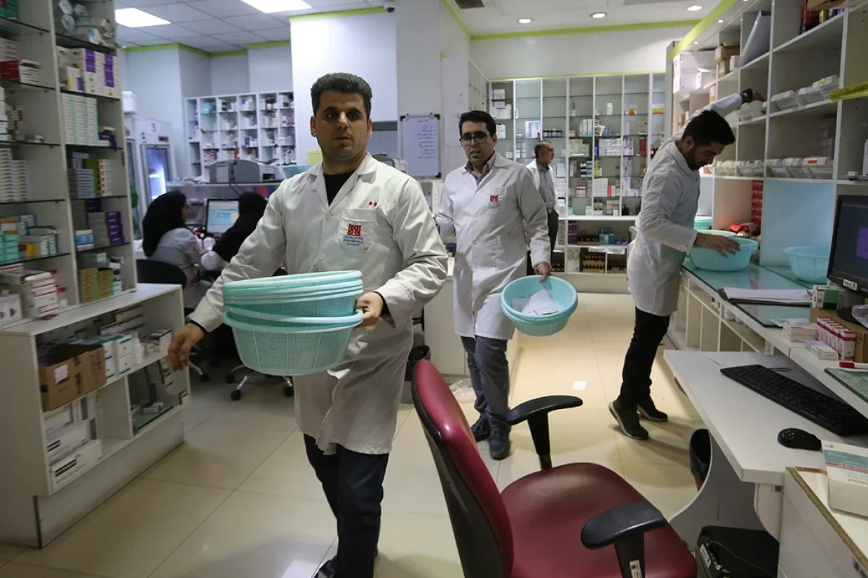 ایلنا گزارش داده است افزایش پیوسته قیمت دارو، کمبود برخی اقلام درمانی و محدودیت‌های بیمه‌ای، دسترسی بسیاری از بیماران در ایران به داروهای ضروری را با مشکل جدی روبه‌رو کرده است.