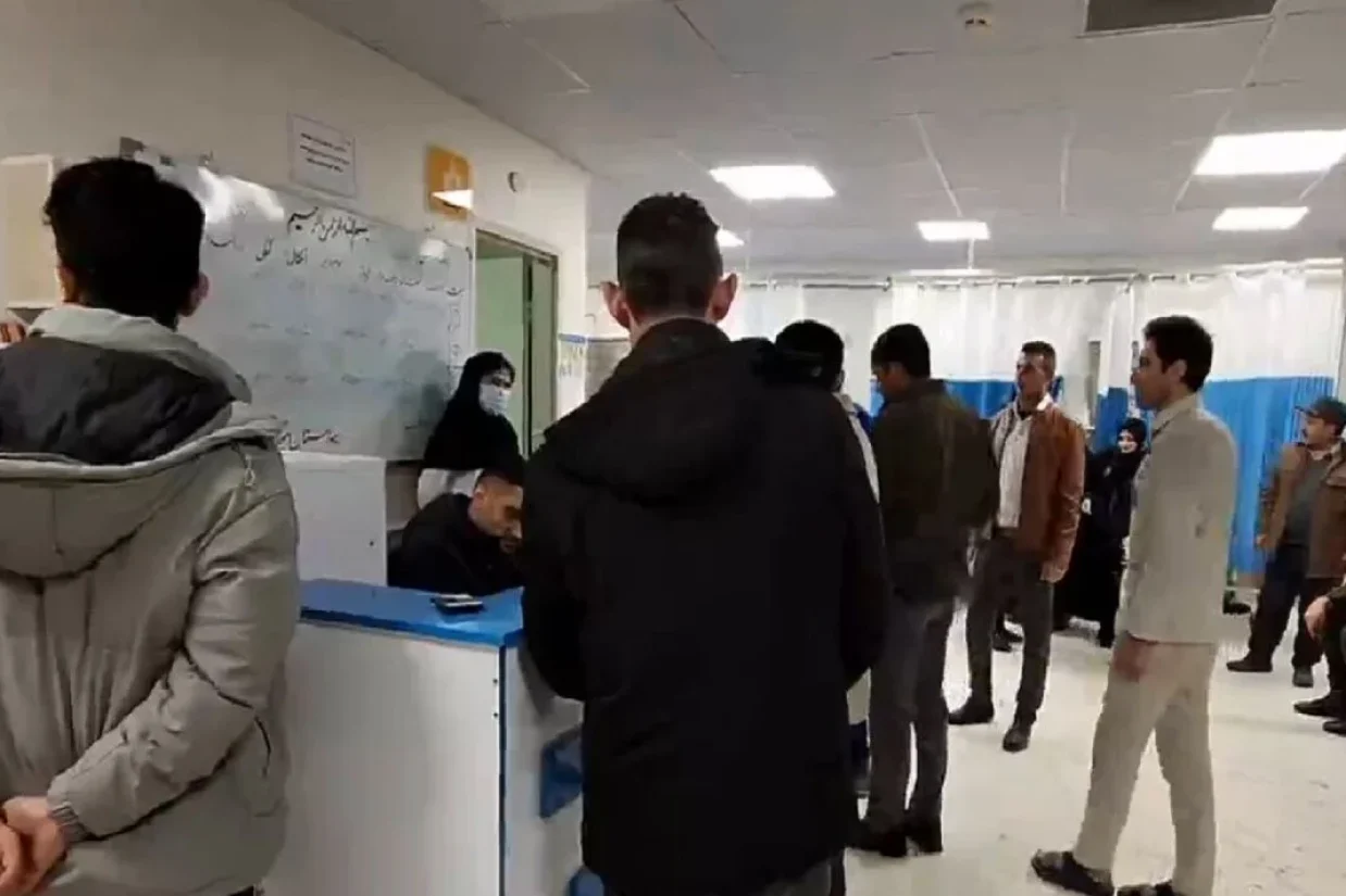 نهاد مشاوره حقوقی دادبان اعلام کرد که گزارش‌های متعددی از بازداشت ده‌ها پزشک، پرستار و اعضای کادر درمان در شهرهای مختلف ایران منتشر شده است.