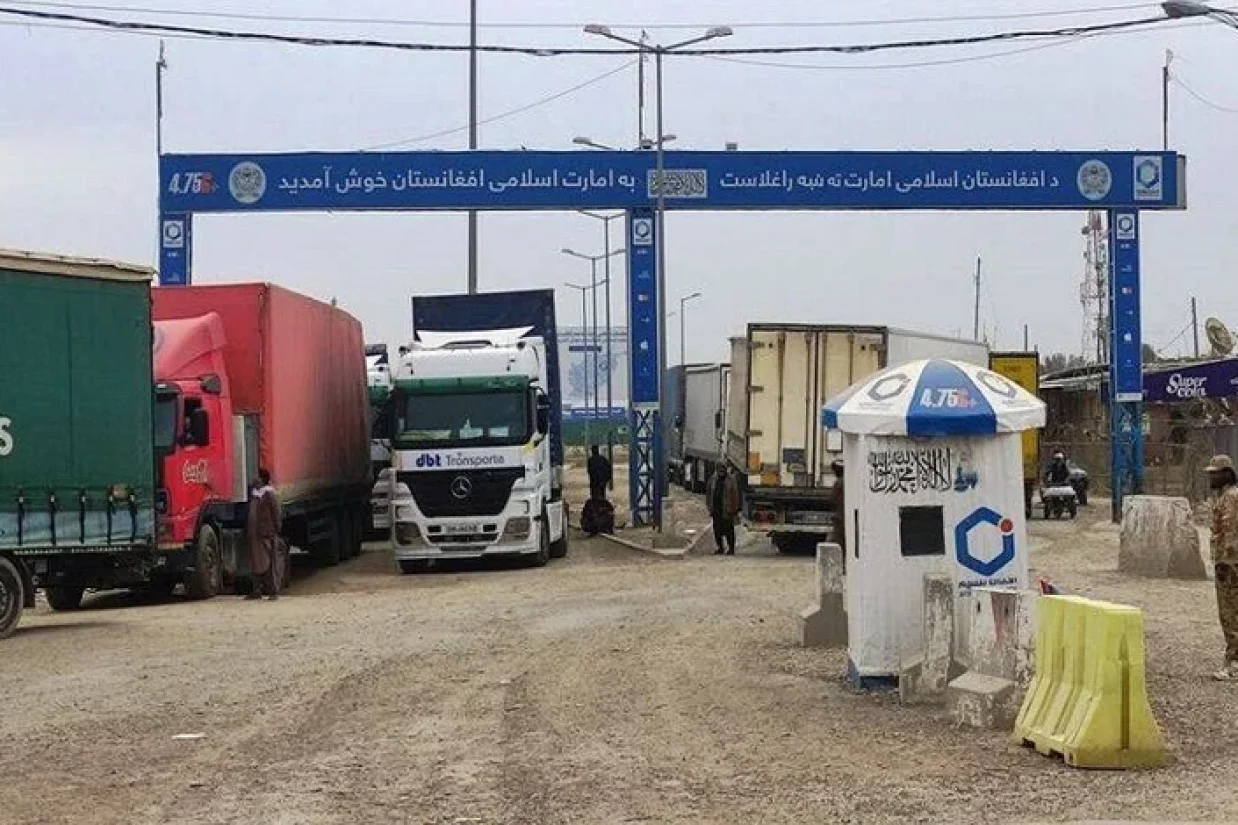 رکنا گزارش داده است ۵۰ کامیون حامل سوخت از ۴ ماه پیش به دلیل اینکه بارشان توسط طالبان بی‌کیفیت ارزیابی شده، در گمرک اسلام ‌قلعه متوقف شده است.