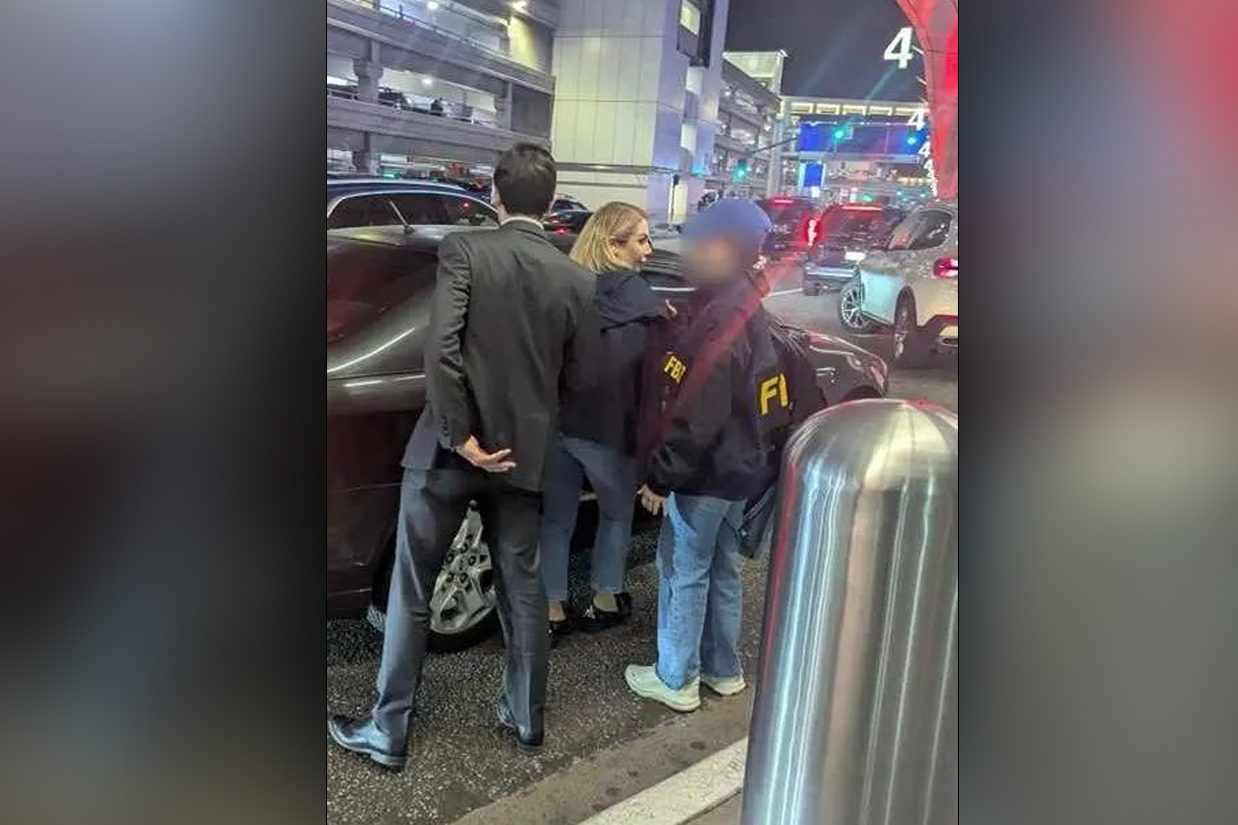 نیویورک‌پست گزارش داد یک تاجر زن ایرانی دارای گرین‌کارت آمریکا به اتهام کمک به جمهوری اسلامی برای قاچاق تسلیحاتی نظامی در فرودگاه لس‌آنجلس بازداشت شده است.