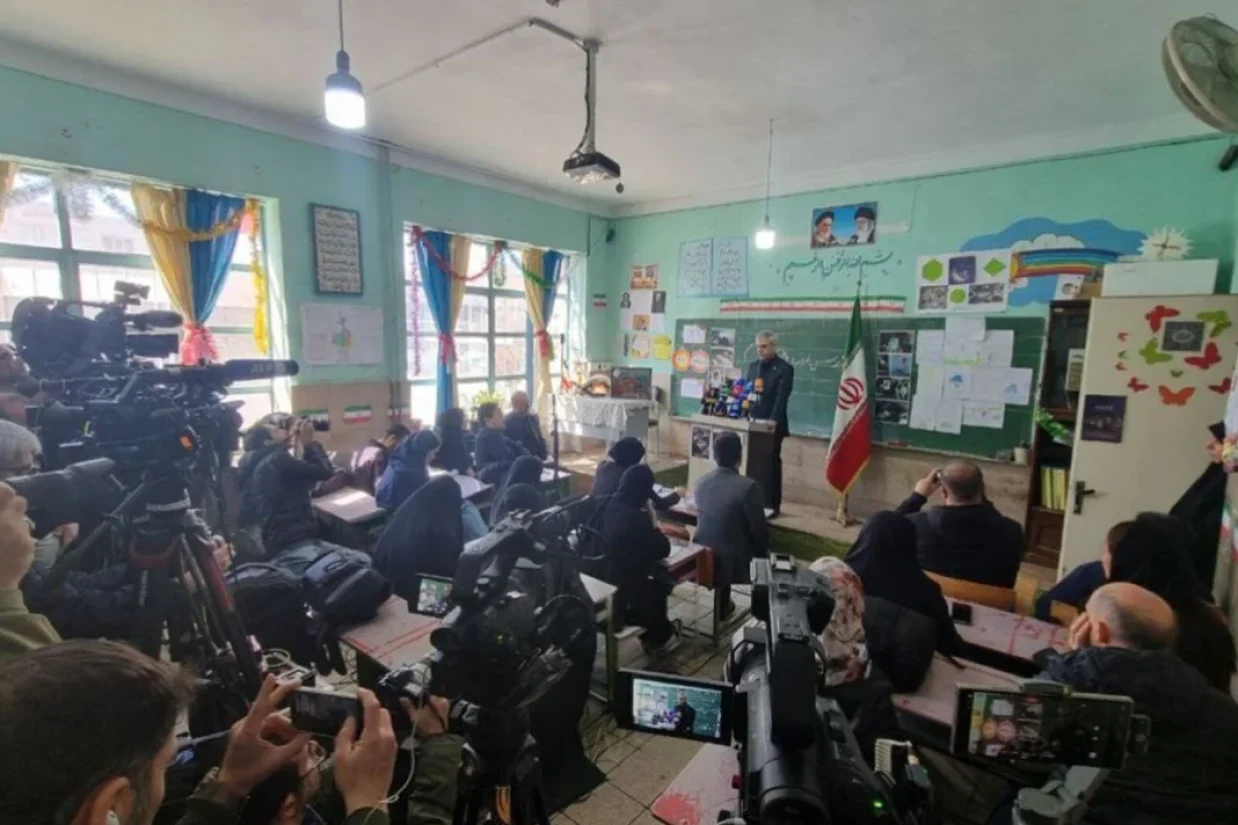 نشست خبری اسماعیل بقایی، سخنگوی وزارت خارجه جمهوری اسلامی در کلاس درس یک مدرسه در تهران برگزار شد.