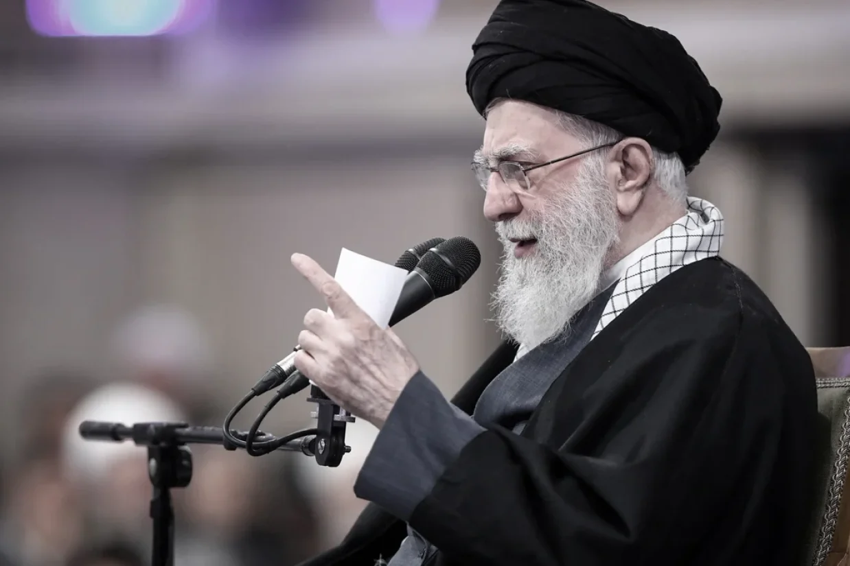 علی خامنه‌ای هم‌زمان با برگزاری مذاکرات هسته‌ای تهران و واشنگتن در ژنو گفت «ملت ایران» با آمریکا «بیعت» نمی‌کند و این کشور را به غرق کردن ناو آمریکایی مستقر در خاورمیانه تهدید کرد.
