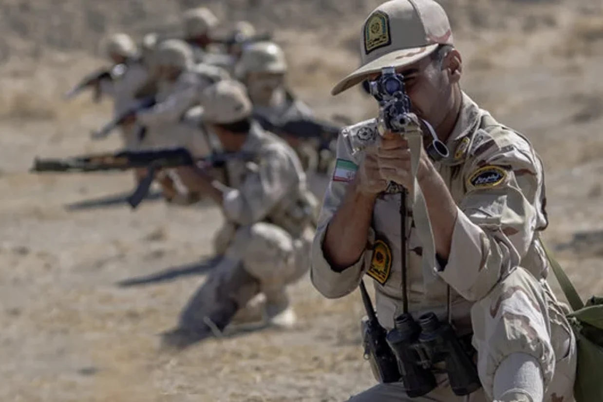 به گزارش حال‌وش، شامگاه امروز ۲۰ آبان ۱۴۰۳، پایگاه نیروهای سپاه پاسداران در منطقه سیرکان سراوان هدف حمله افراد مسلح قرار گرفت که در پی آن تعدادی کشته و زخمی شدند.