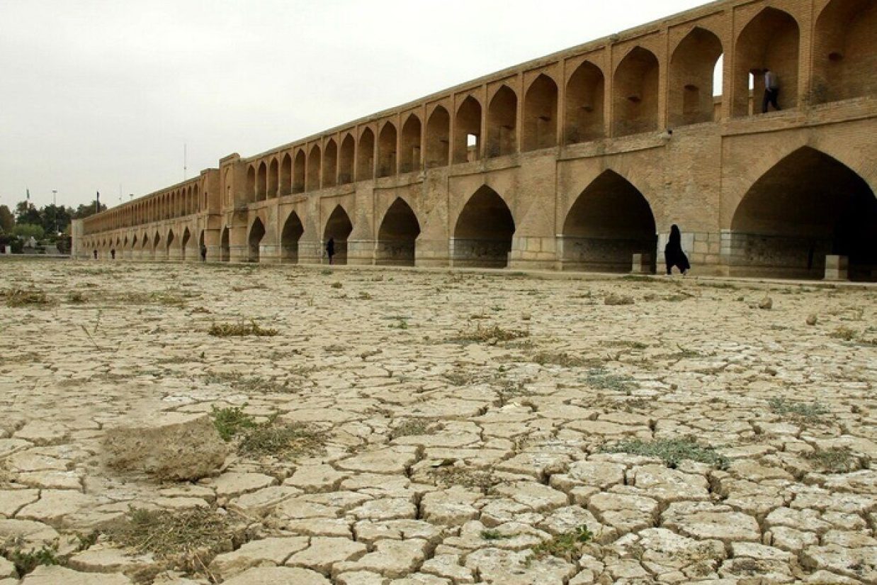 یک کارشناس تکتونیک هشدار داده است که ۴۵ برابر نرخ جهانی در اصفهان فرونشست رخ می‌دهد و با تداوم این وضعیت، اصفهان تا یک دهه آینده به بیابان تبدیل خواهد شد.