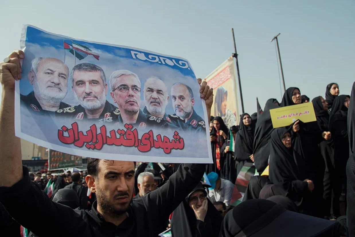 کانال ۱۲ اسرائیل به نقل از منابع اطلاعاتی غرب گزارش داده است که برای اولین بار شکاف‌هایی را در میان نیروهای امنیتی جمهوری اسلامی شناسایی کرده‌اند و چند صدنفر از اعضای سپاه پاسداران و بسیج از این نهادها جدا شده‌اند.
