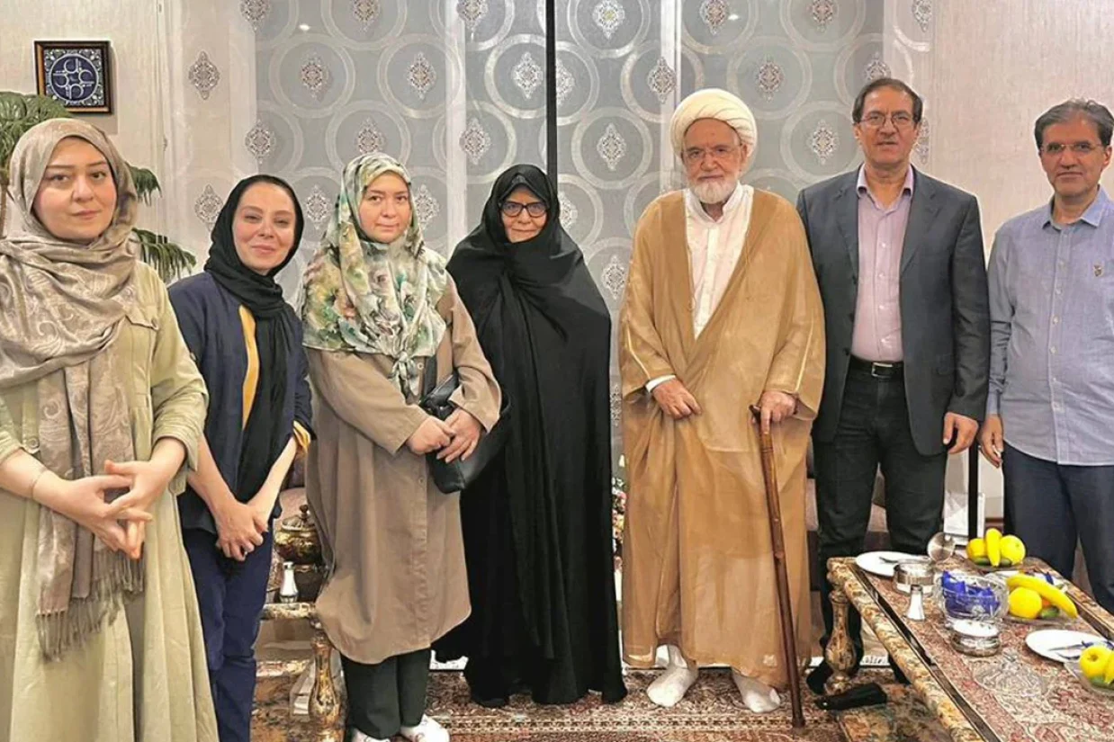 مهدی کروبی گفت برخی نظامی‌ها در مجلس شورای اسلامی طوری برای پوتین «یقه پاره می‌کنند» که اگر حزب توده در قدرت بود، «بعید می‌دانم» به اندازه آن‌ها می‌توانست برای روسیه «یقه پاره کند.»