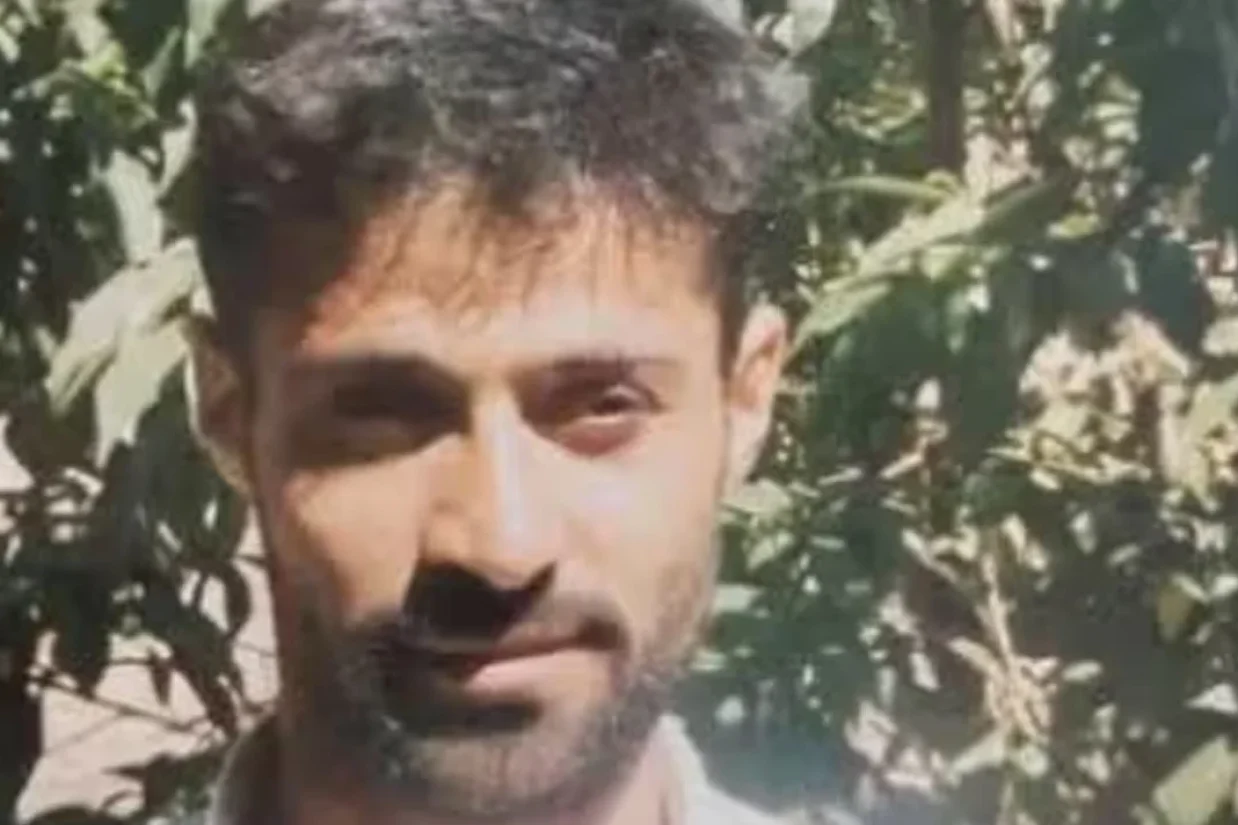 کاوه احمدزاده، زندانی سیاسی که برای اجرای محکومیت جدید خود در زندان مرکزی بوکان در بازداشت به‌سر می‌برد، بر اثر ایست قلبی جان باخت.