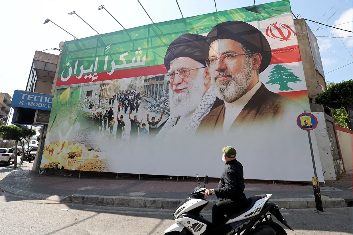 بیلبورد تصویر علی خامنه‌ای، رهبر پیشین جمهوری اسلامی ایران (وسط)، و مجتبی خامنه‌ای، رهبر جمهوری اسلامی ایران، در منطقه ضاحیه در حومه جنوبی بیروت، در ۱۵ ژوئن ۲۰۲۶.(Anwar AMRO / AFP via Getty Images)