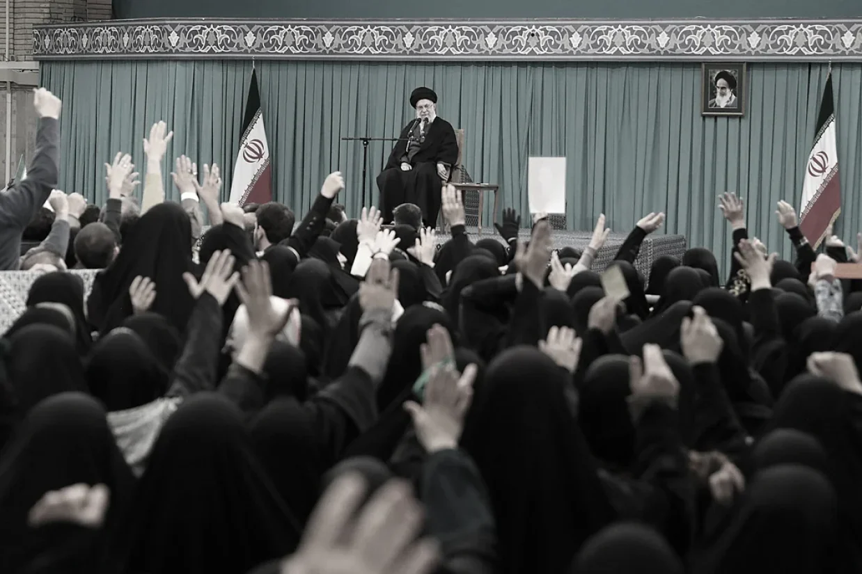 علی خامنه‌ای، با اذعان به کشته شدن هزاران معترض در جریان خیزش ملی ایرانیان، رئیس‌جمهور ایالات متحده را به‌دلیل آنچه «تلفات، خسارات و تهمت به ملت ایران» خواند، «مجرم» دانست.
