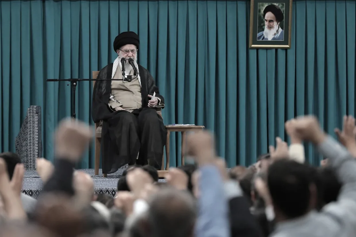 در آستانه دور چهارم مذاکرات میان تهران و واشینگتن، رهبر جمهوری اسلامی با تأیید شعار «مرگ بر آمریکا»، این شعار را منطقی و درست توصیف کرد.
