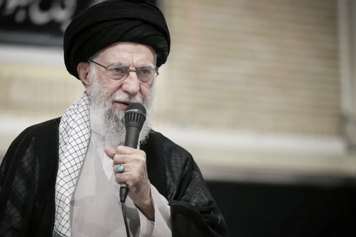 علی خامنه‌ای در مراسم چهلمین روز کشته‌شدگان جنگ جمهوری اسلامی و اسرائیل بیان کرد که غربی‌ها موضوع غنی‌سازی اورانیوم و حقوق بشر را بهانه‌ای برای فشار و مقابله با جمهوری اسلامی قرار داده‌اند.