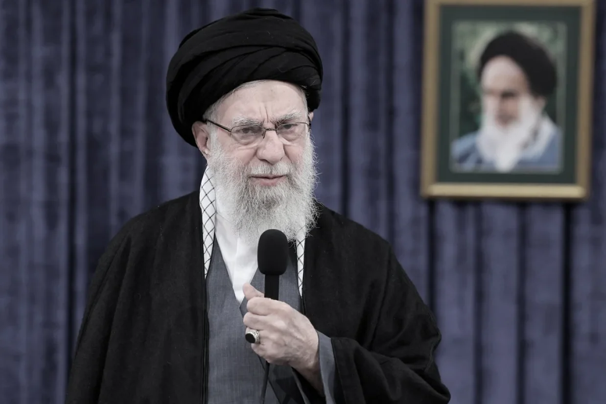 علی خامنه‌ای، رهبر جمهوری اسلامی با اشاره به نزدیک شدن سالگرد انقلاب اسلامی، از ملت ایران خواست که برای راهپیمایی ۲۲ بهمن به خیابان‌ها بیایند و «وفاداری» خود را به جمهوری اسلامی نشان دهند تا «دشمن» این نظام عقب‌نشینی کند.
