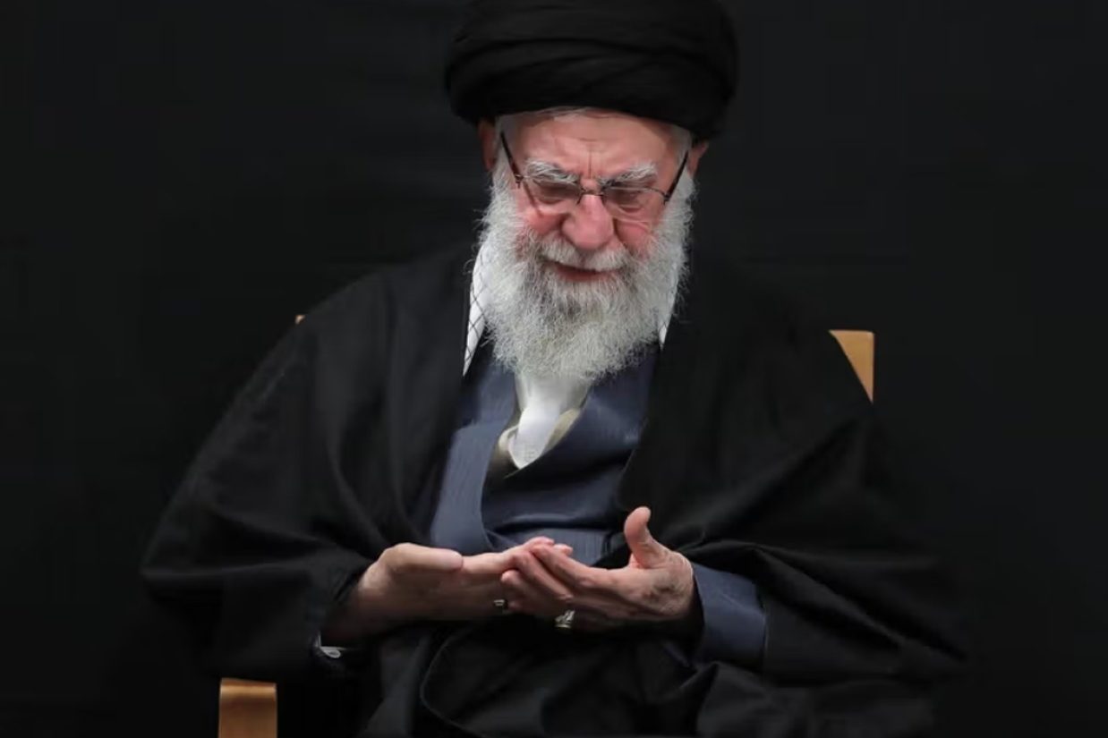 علی خامنه‌ای، رهبر جمهوری اسلامی در واکنش به حضور گسترده مردم در اعتراضات سراسری به فراخوان شاهزاده رضا پهلوی گفت که جمهوری اسلامی در برابر معترضان عقب‌نشینی نمی‌کند.