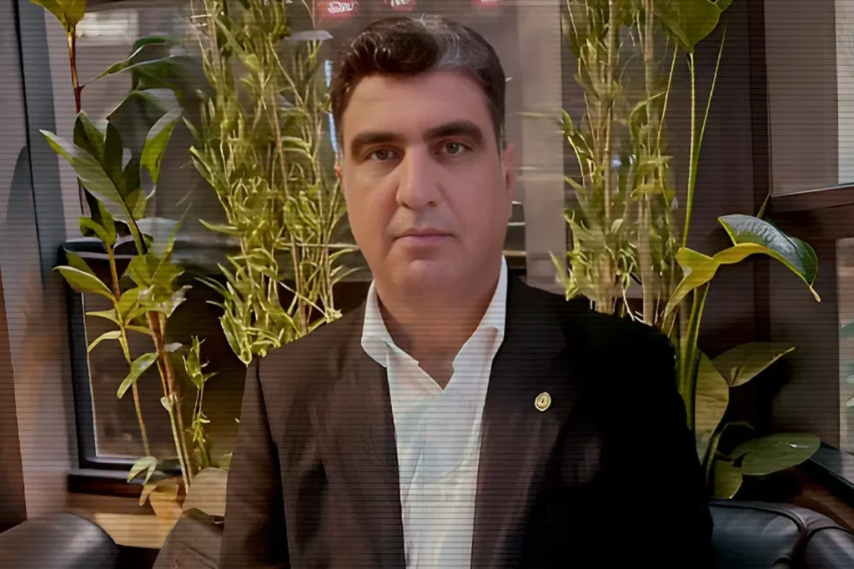 خسرو علیکردی، وکیل دادگستری و زندانی سیاسی پیشین روز جمعه ۱۴ آذر، بر اثر ایست قلبی درگذشت.