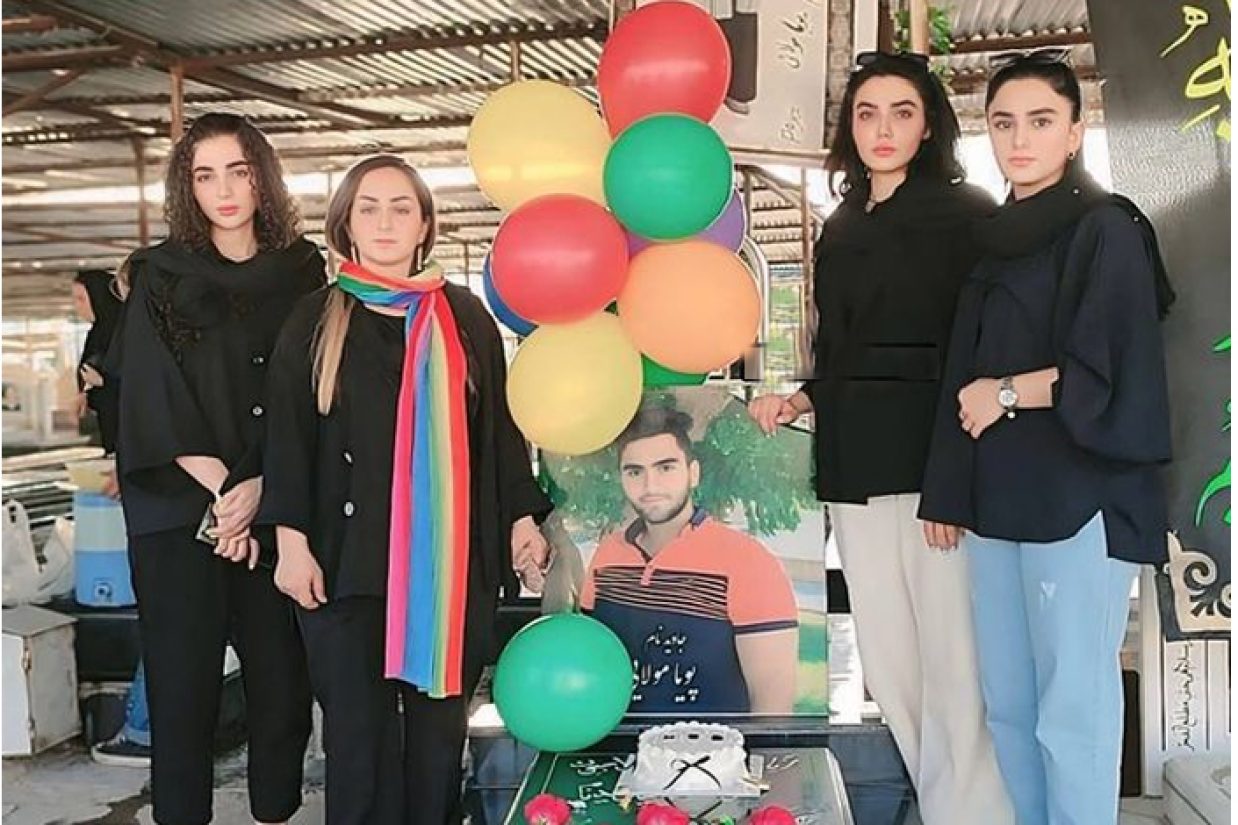 مادر کیان پیرفلک، کودک ۹ ساله‌ای که در جریان اعتراضات سراسری ۱۴۰۱ کشته شد، بر مزار پسرعموی خود حضور پیدا کرد.