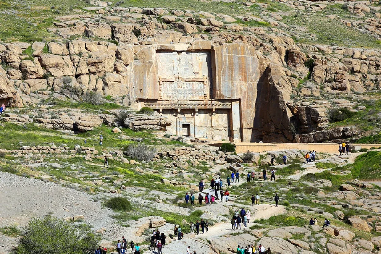 فعالان میراث فرهنگی از تخریب گسترده کوه رحمت در حریم تخت جمشید به دلیل فعالیت‌های معدن‌کاوی شهرداری مرودشت خبر دادند.
