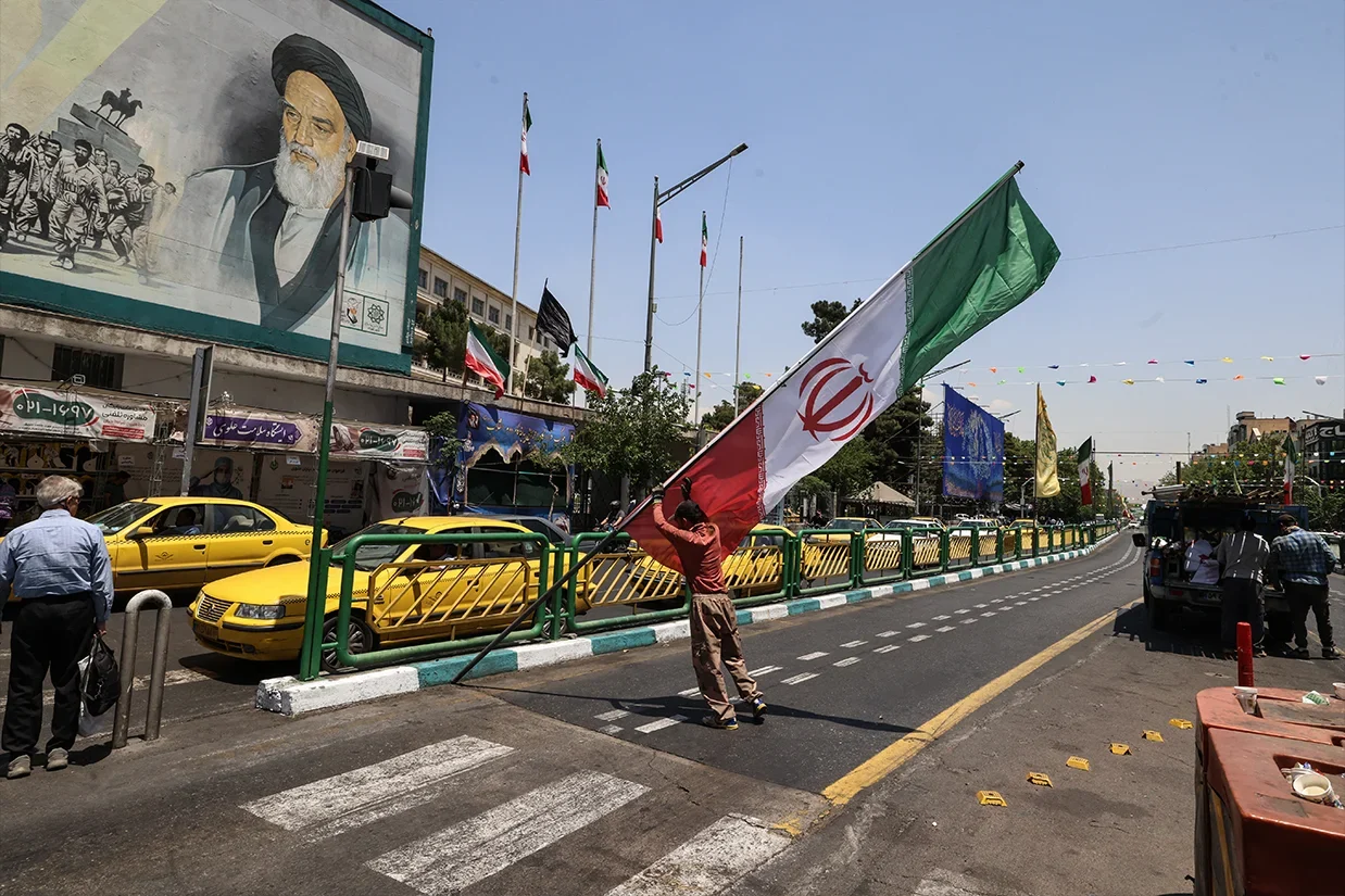 وزارت خارجه کویت دو دیپلماتیک جمهوری اسلامی را «عنصر نامطلوب» خواند و به آن‌ها ۲۴ ساعت مهلت داد تا خاک این کشور را ترک کنند.