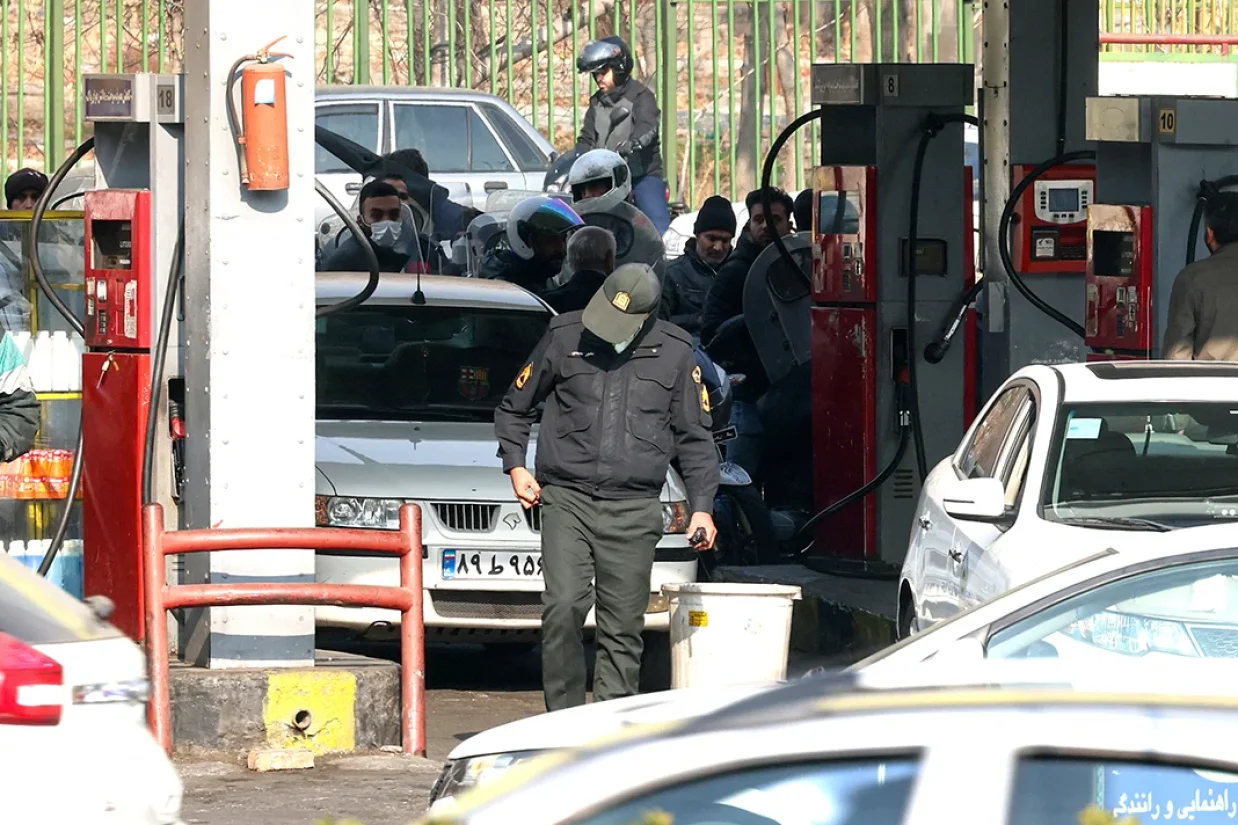 طرح بنزین پنج‌هزار تومانی از بامداد امروز، شنبه، در سراسر کشور به اجرا درآمد. دولت هدف این تغییرات را کنترل مصرف سوخت، کاهش فشار واردات و توزیع عادلانه یارانه اعلام کرده است.