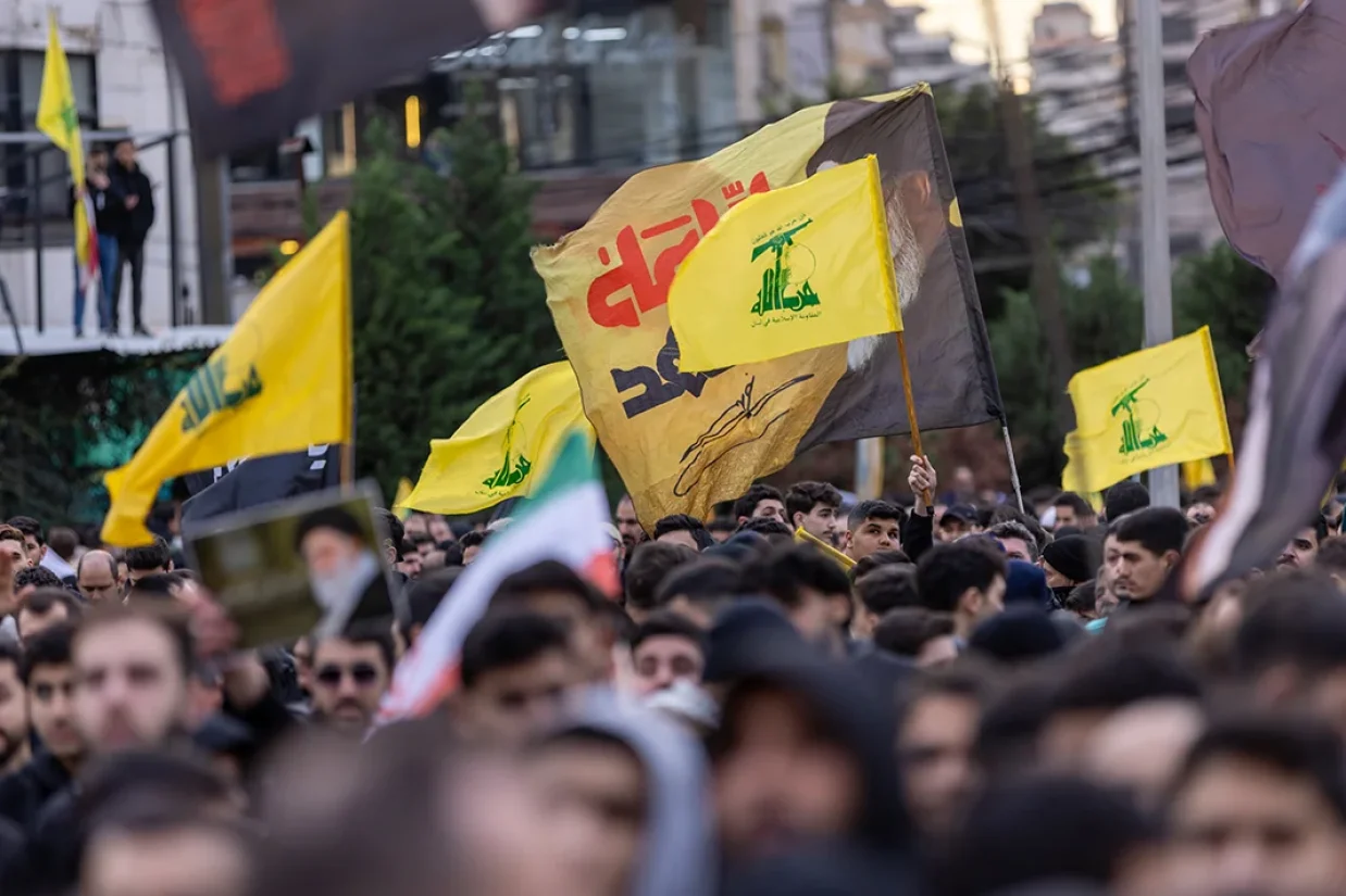 دولت لبنان اعلام کرد تمامی فعالیت‌های نظامی حزب‌الله ممنوع است. این تصمیم پس از حمله این گروه به اسرائیل و در پی آن، آغاز حملات گسترده هوایی اسرائیل به لبنان گرفته شد.