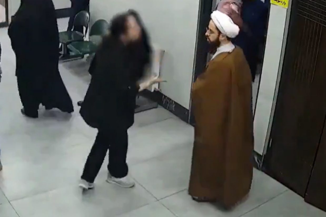 از دو روز پیش به این سو، انتشار فیلمی درباره خشم و فریاد زنی با حجاب اختیاری در برابر یک آخوند در قم، موضوع هشتگی جنجالی در شبکه‌های اجتماعی شده است.