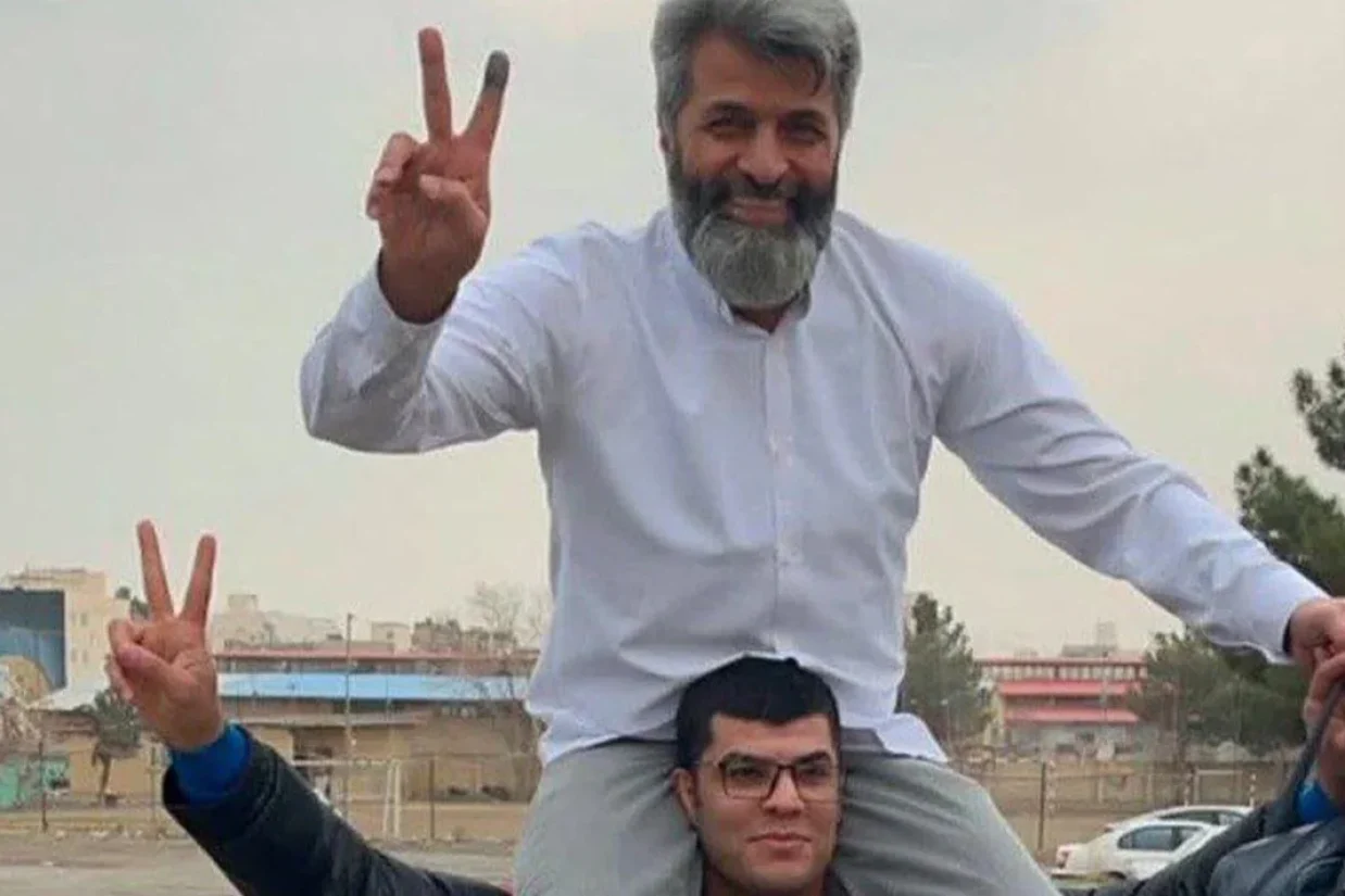 منابع خبری در ایران اعلام کردند مجید خوش‌منظر، کارمند ارشد کنترل ترافیک مشهد که به دلیل از کارانداختن دوربین‌های مداربسته ترافیک در اعتراضات ۱۴۰۱ زندانی شده بود، آزاد شده است.