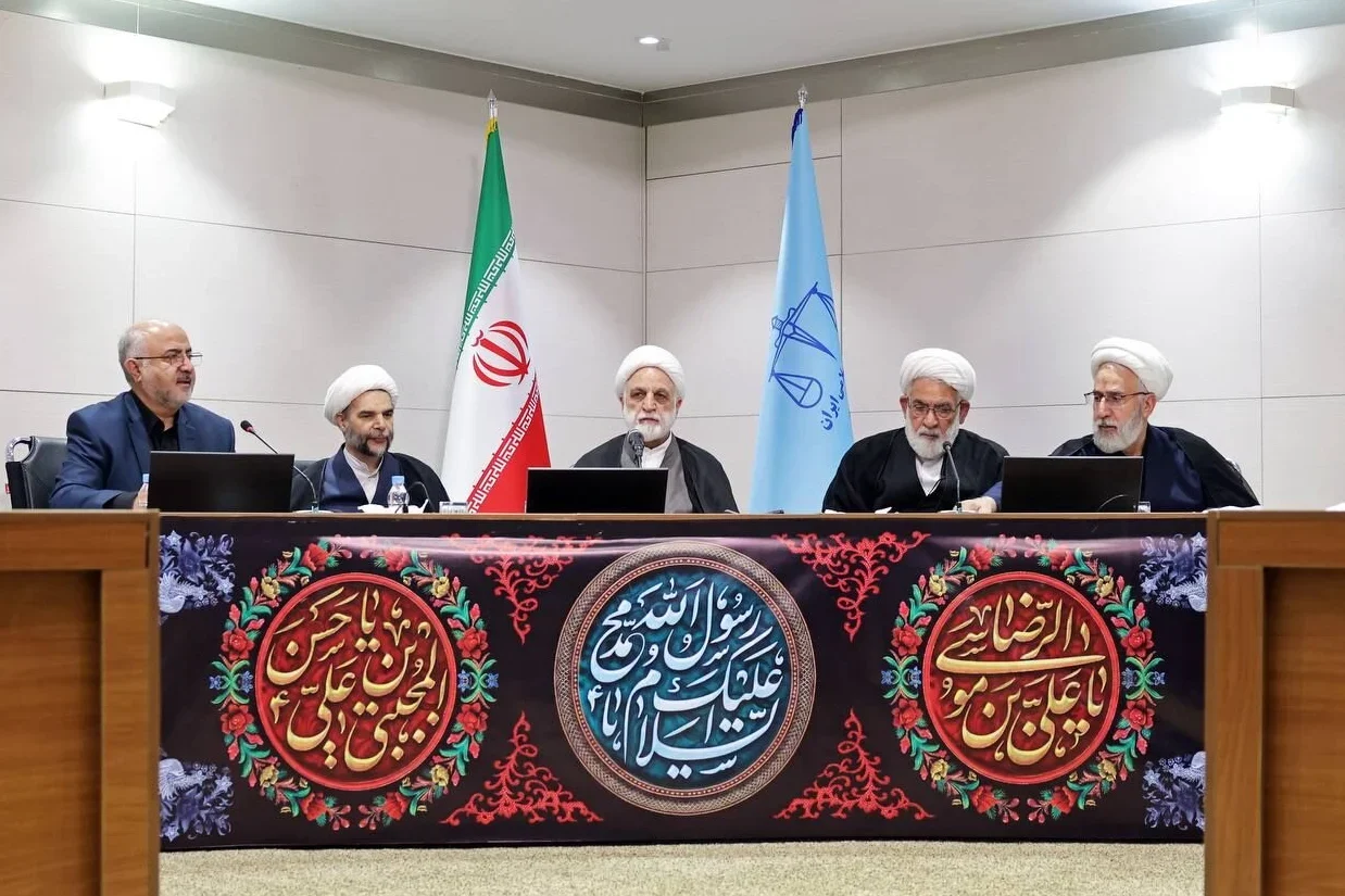 قوه قضائیه جمهوری اسلامی از تغییر و جابه‌جایی ۹ مقام عالی این نهاد خبر داده است؛ معاون اول غلامحسین محسنی اژه‌ای، این انتصابات را زمینه‌ساز «تحول بزرگ» در دستگاه قضایی دانست.