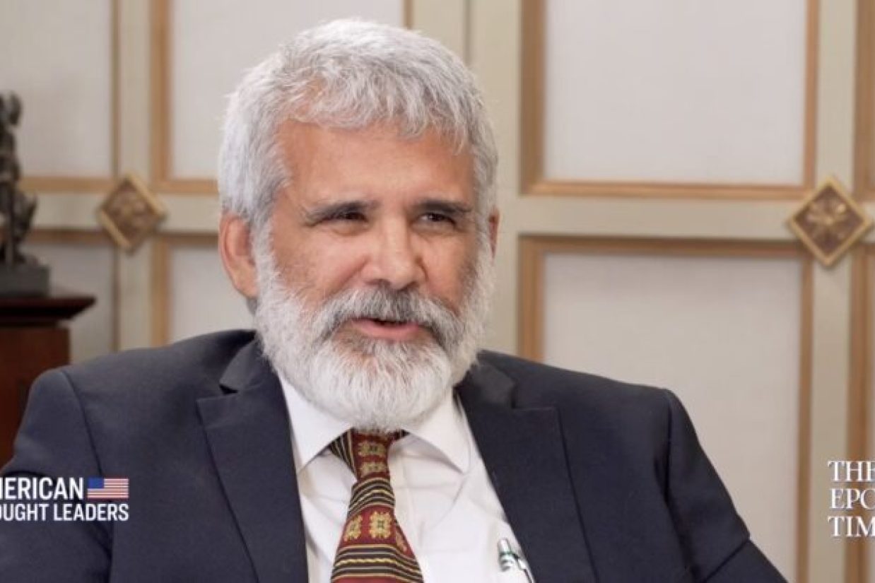 دکتر رابرت مالون در برنامه «اندیشه رهبران آمریکایی» از تلویزیون اپک تایمز در واشنگتن در 30 اوت 2021 شرکت می‌کند. (The Epoch Times)