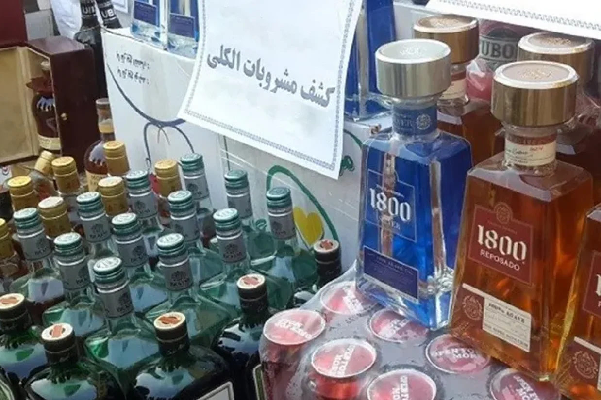 در ماه‌های اخیر مسمومیت های ناشی از مصرف مشروبات الکلی آلوده به متانول، به یکی از مهم‌ترین بحران‌های بهداشت اجتماعی در ایران بدل شده است. تعداد زیادی از جوانان به علت مصرف چنین مشروباتی جان خود را از دست داده‌اند.