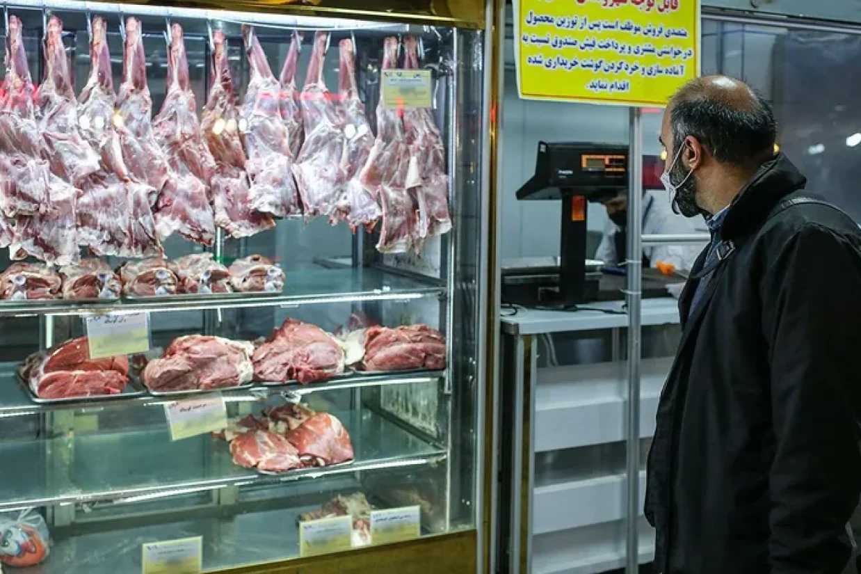 احمد شاد، دبیر انجمن واردکنندگان فرآورده‌های خام دامی، در گفتگو با خبرگزاری ایلنا از کاهش‌ سرانه مصرف گوشت در ایران از سال ۱۴۰۰ تاکنون خبر داده است.