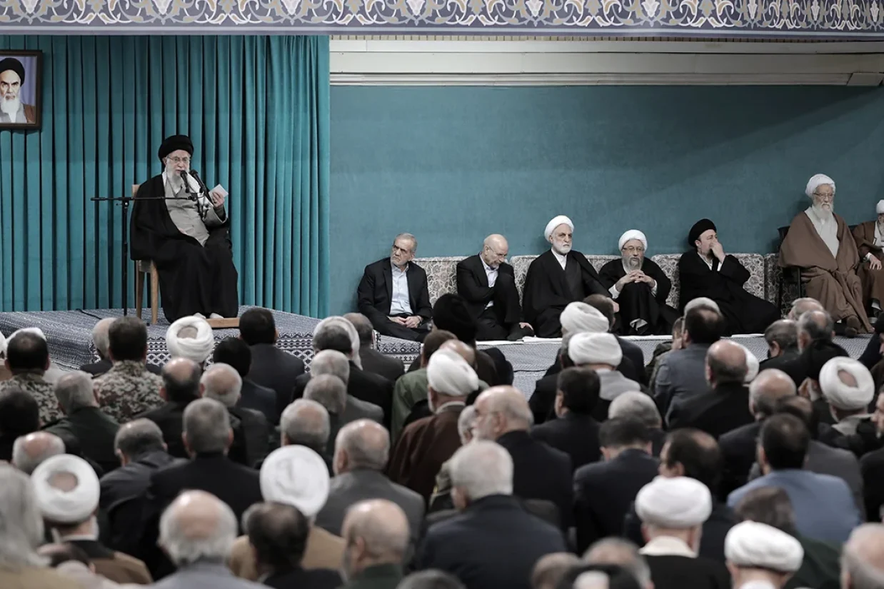 علی خامنه‌ای، رهبر جمهوری اسلامی، روز شنبه ۱۸ اسفند مذاکره با ایالات متحده را رد کرد و آن را مخالف با سیاست‌های جمهوری اسلامی دانست.
