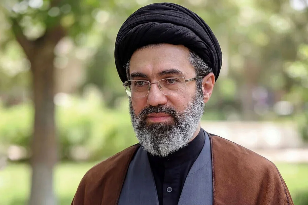 در پیام تازه منتسب به مجتبی خامنه‌ای «بیان صادقانه» ضعف‌ها، کمک به دشمن جمهوری اسلامی تلقی شده و سخن گفتن دوگانه از مذاکرات یا جنگ، وفاق یا تندروی نیز به زیان «انسجام اجتماعی» و ممنوع اعلام شده است.