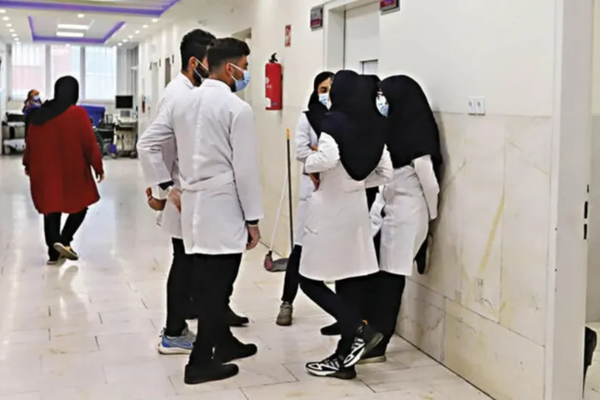 سلمان اسحاقی، سخنگوی کمیسیون بهداشت مجلس اعلام کرد که در سال ۱۴۰۲، تعداد ۱۵۹۰ پرستار استعفا دادند. آمار استعفا و کناره‌گیری دو تا سه برابر مهاجرت‌ها است.