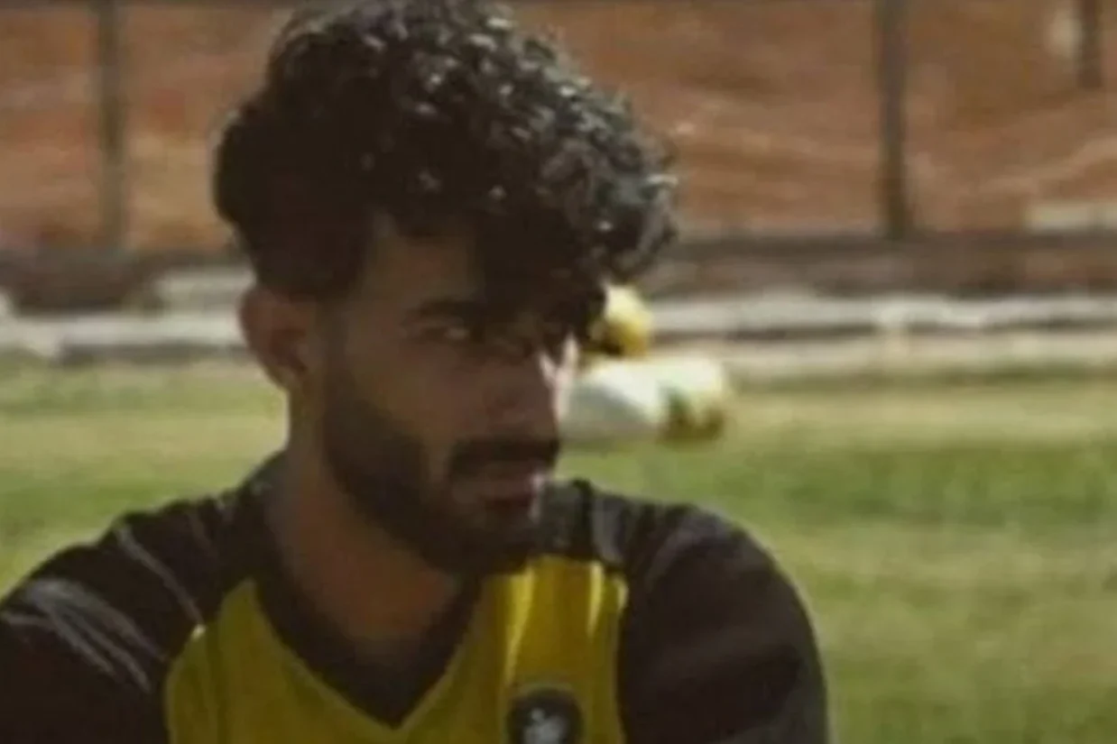 منابع خبری گزارش دادند که محمدحسین حسینی، فوتبالیست و زندانی سیاسی پیشین، روز سه‌شنبه ۲۳ دی‌ماه توسط مأموران جمهوری اسلامی در منزل شخصی‌اش بازداشت و به مکان نامعلومی منتقل شده است.