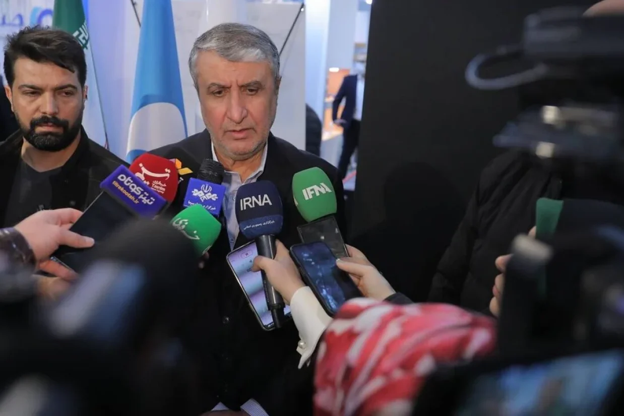 محمد اسلامی، رئیس سازمان انرژی اتمی جمهوری اسلامی گفت خروج اورانیوم از ایران در دستور کار مذاکرات با آمریکا نبوده و اساسا در این مذاکرات مطرح نشده است.