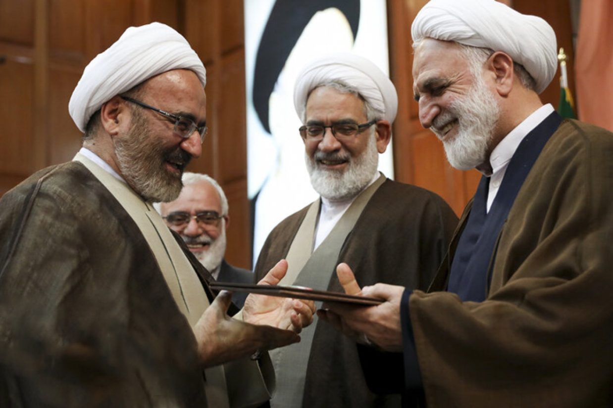 دومین جلسه رسیدگی به اتهامات ۲۳ تن از جمله محمدصادق و امیرحسین مصدق کهنموئی به اتهام «شبکه اعمال نفوذ و پولشویی در پرونده‌های کلان اقتصادی» روز چهارشنبه برگزار شد.