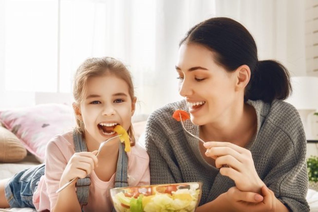 خوردن بیشتر سبزیجات وچربی‌های سالم وکم کردن مصرف شکرهای تصفیه شده، راه بی‌نظیری برای ثابت نگاه‌ داشتن قند خون و جلوگیری از نوسانات هورمونی است (Yuganov Konstantin/Shutterstock)
