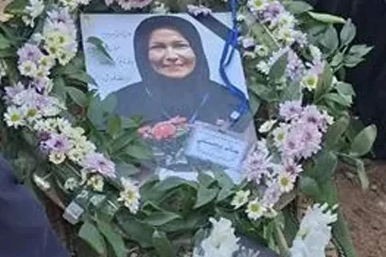منابع خبری گزارش دادند که مونا حسینی، ۵۴ ساله و کارشناس رادیولوژی، روز پنج‌شنبه ۱۸ دی بر اثر شلیک گلوله ساچمه‌ای به صورت، در محله ملک‌شهر اصفهان کشته شده است.