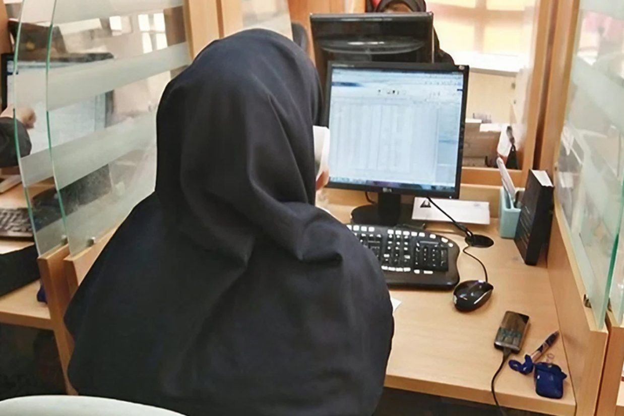 گزارش رسانه‌های داخل ایران حاکی از آن است که استاندار کرمانشاه به کارگیری منشی‌های زن در ادارات این استان را ممنوع کرده است.