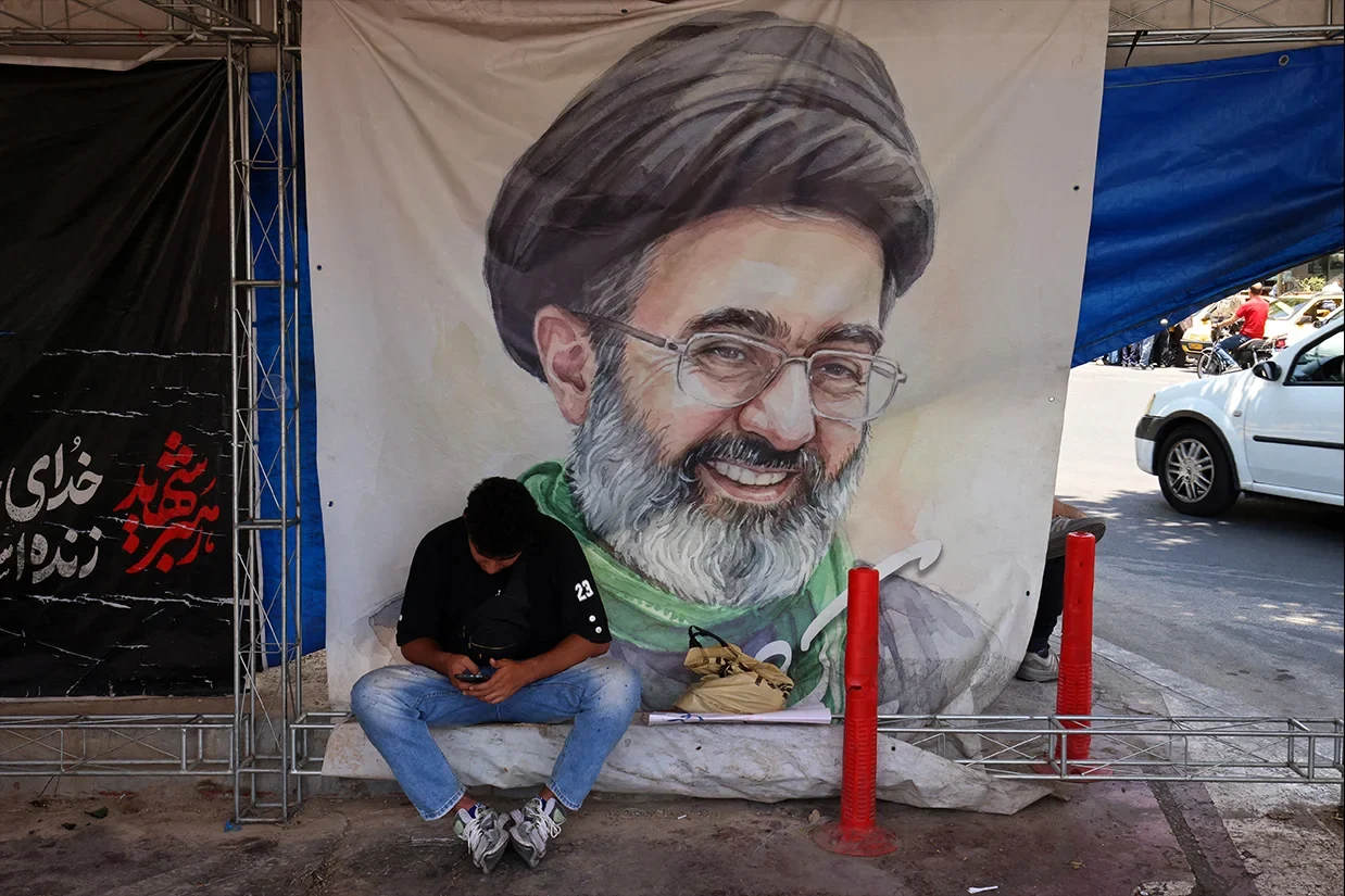 ان‌بی‌سی نیوز به نقل از یک مقام جمهوری اسلامی و یک دیپلمات خاورمیانه‌ای گزارش داد که مجتبی خامنه‌ای احتمالاً در مراسم خاکسپاری پدرش شرکت نخواهد کرد.