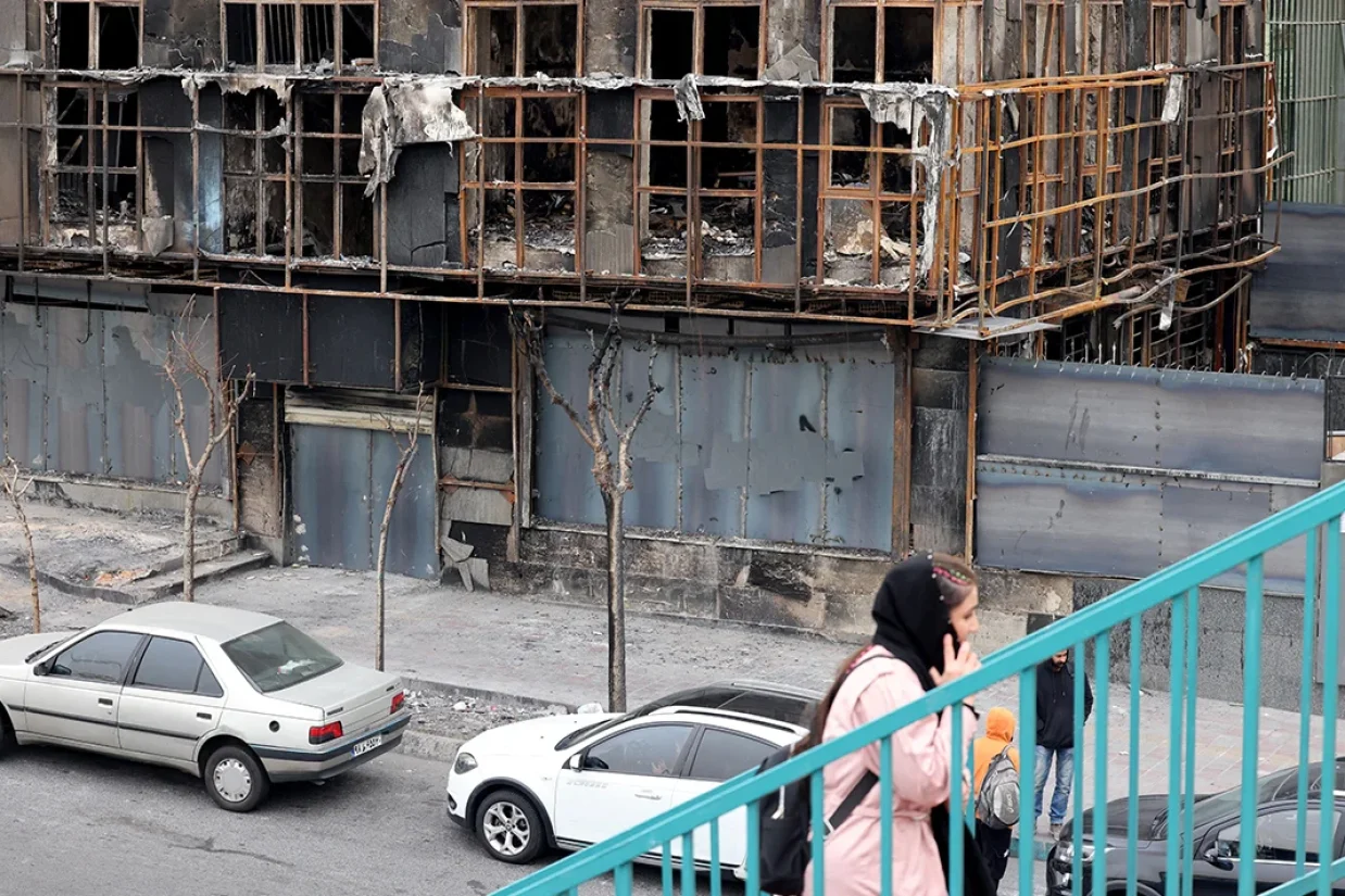نت‌بلاکس اعلام کرد که بیش از ۳۰۰ ساعت از زمان اعمال قطع سراسری اینترنت در ایران برای پنهان‌کردن موارد گسترده خشونت و نقض حقوق بشر گذشته است.