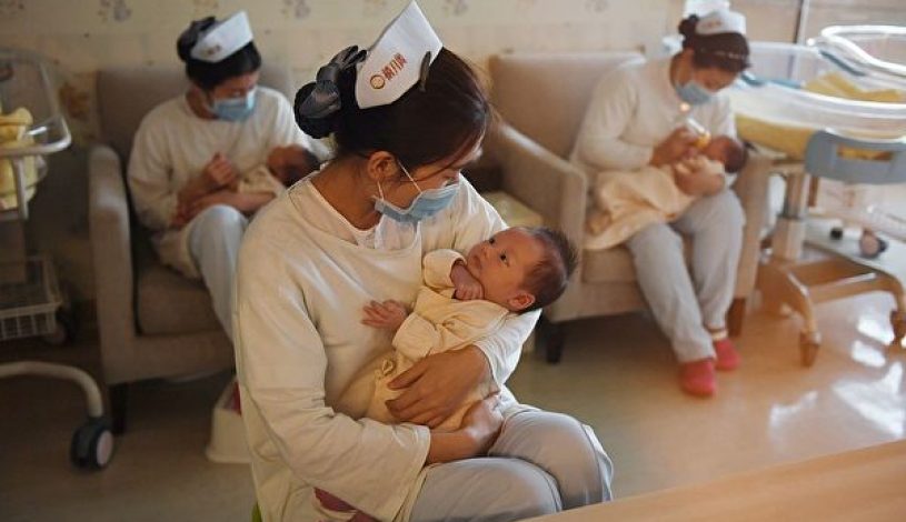 مراقبت از نوزادان توسط پرستاران چینی در یک مرکز در پکن (Greg Baker/AFP via Getty Images)